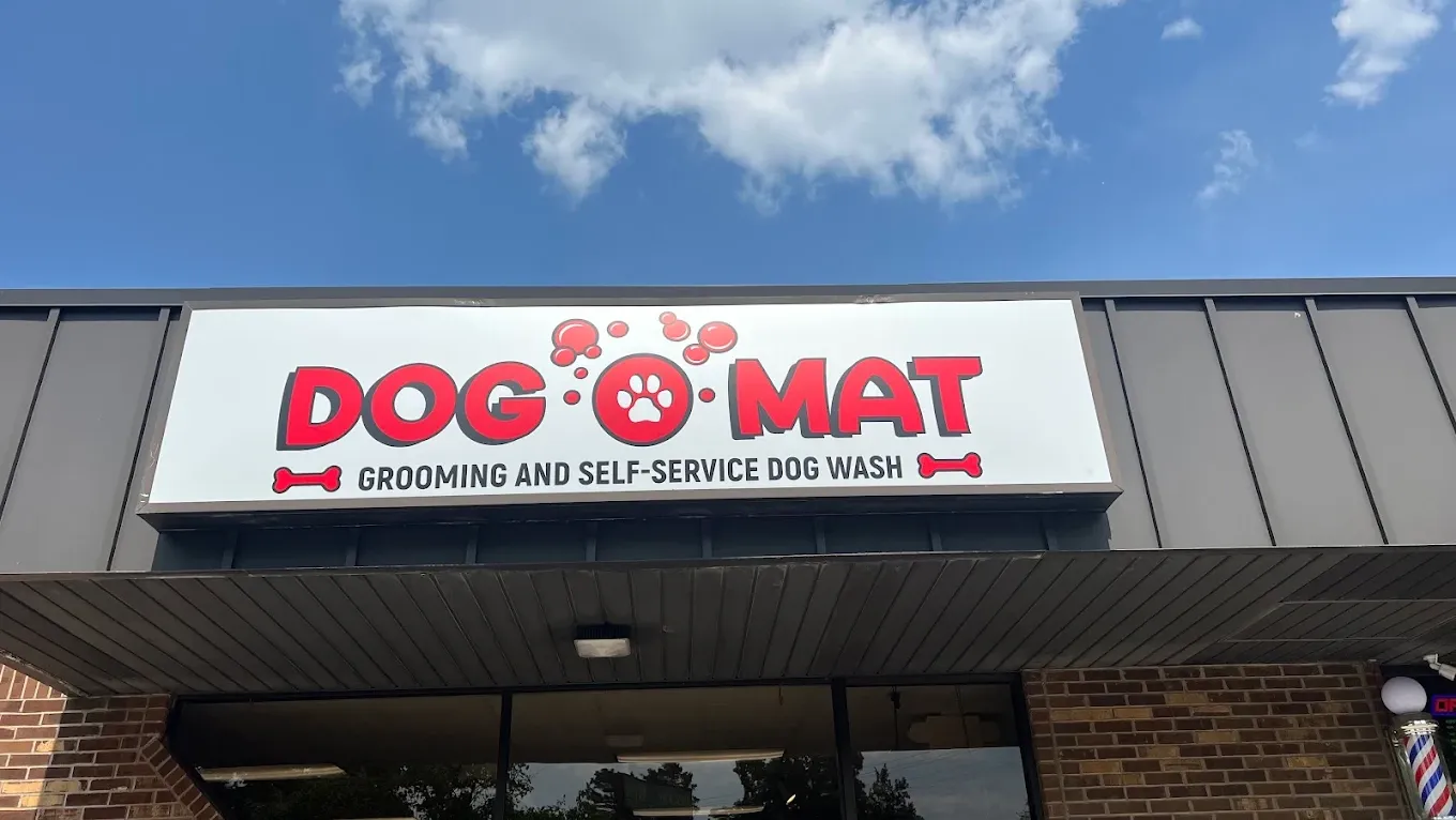 The Dog O Mat storefront sign on Jackson Ave
